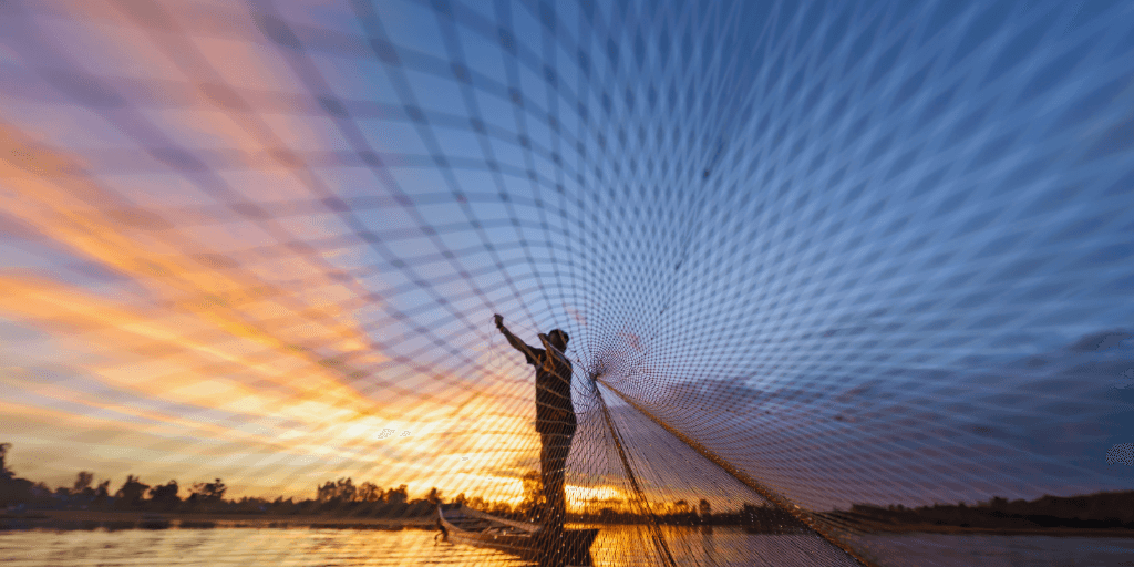 Homem lançando a rede nas aguas representando a piscicultura