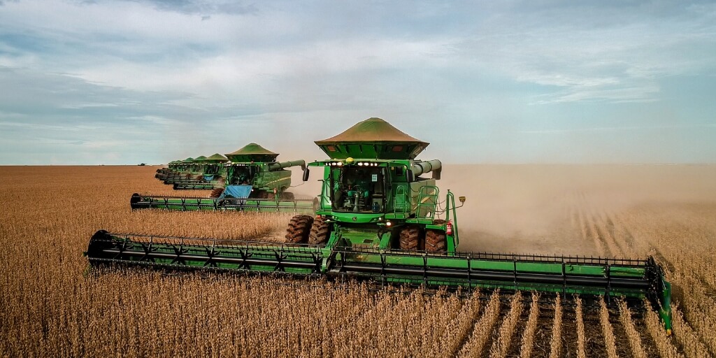 Posicionamento de máquinas agrícolas na safra de soja do agronegocio no Brasil