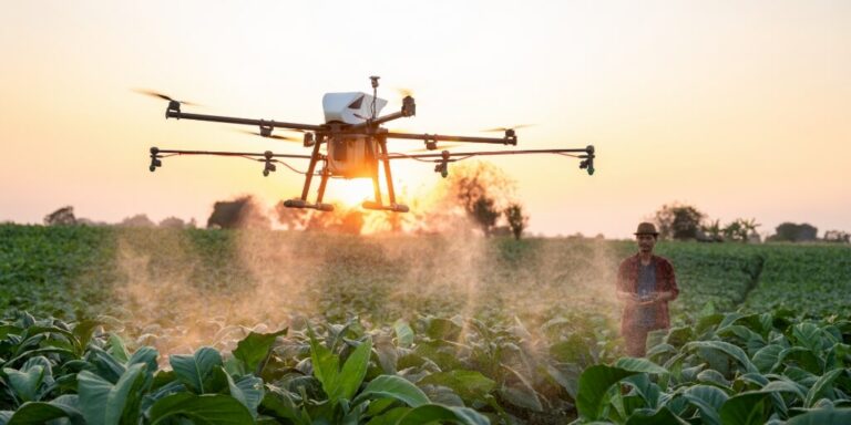 A tecnologia do drone sobrevoando a agricultura aplicando defensivo