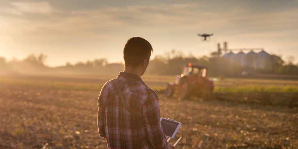 Fazendeiro navegando drone usando tecnologia na agricultura