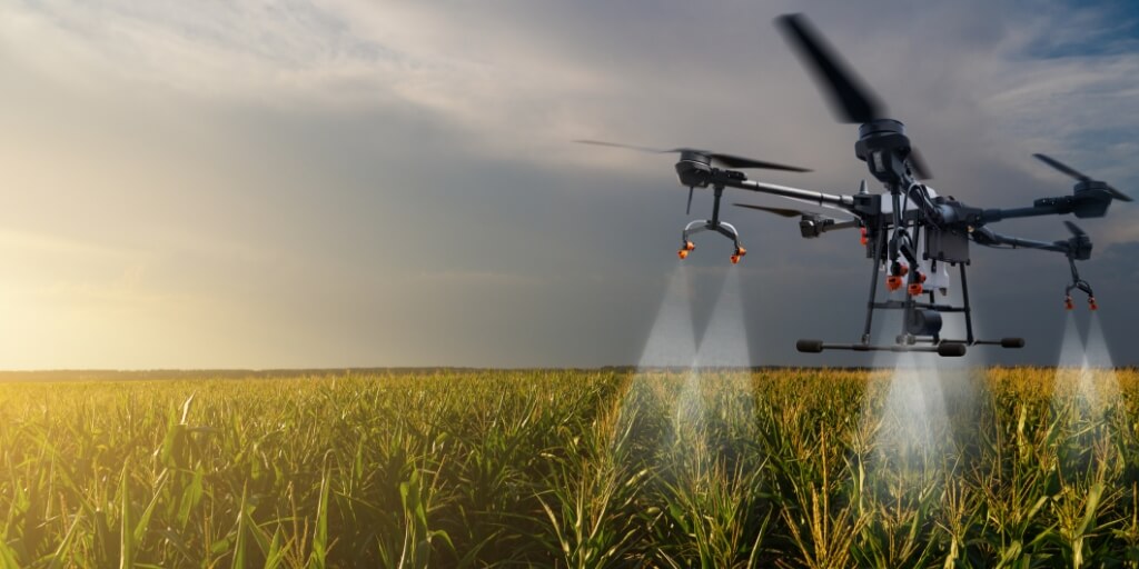 Drone pulverizador aplicando defensivo na lavoura