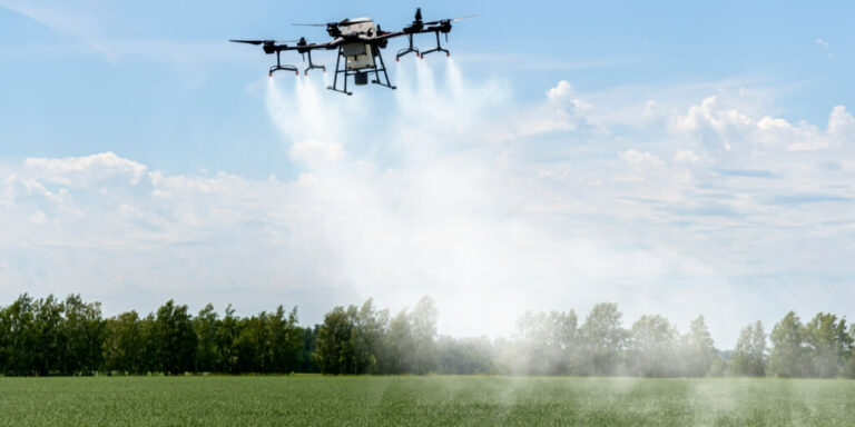 Drones na agricultura pulverizando defensivo na lavoura