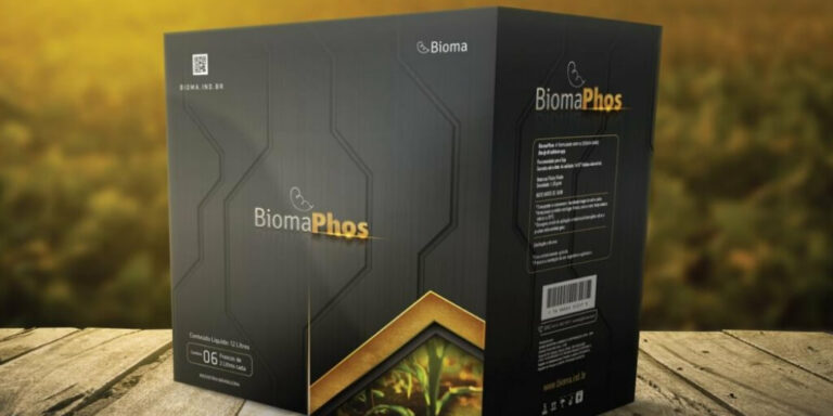 imagem da embalagem do produto biomaphos caixa preta em cima de algo de madeira com fundo agricola