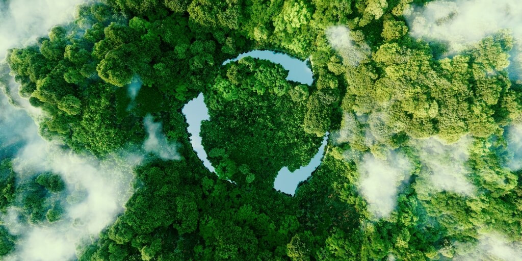 vista superior de uma floresta com nuvens e o simbolo de reciclagem ao meio representando o hvo