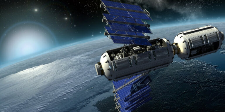 visao superior de satelite no espaco com visao parcial da terra representando Monitoramento da Terra por satélite